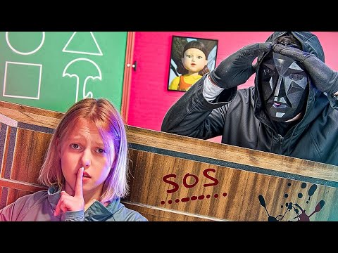 LA NOSTRA SCUOLA È DIVENTATA UN GIOCO NELLA VITA REALE! 😱🏫 LA SFIDA PIÙ DIFFICILE PER AMELKA!