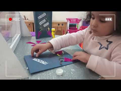 Nos élèves de la maternelle préparant la carte de bonne année....Que du bonheur!