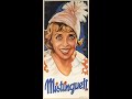 Mistinguett filmée chante avec ses boys 1937