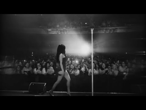 Nessa Barrett - LOVE LOOKS PRETTY ON YOU ★ (tour video)