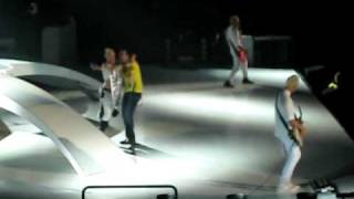 No Doubt - Gwen and a fan &quot;Let&#39;s Get Back&quot; - Live in Toronto June 2009