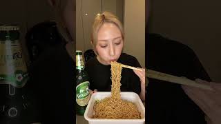 海外でペヤングを食って飲む女。#bangkok #shorts #バンコク