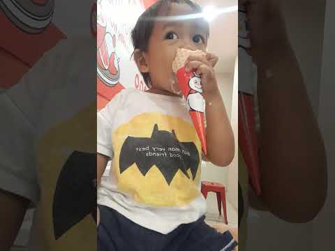 gem gem lagi makan es cream