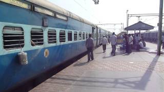 preview picture of video 'Inde 2012 : Puducherry-Delhi - En gare de Balharshah 2'