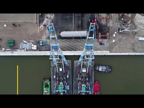 Aankomst onderdelen biobrandstoffenfabriek over het water