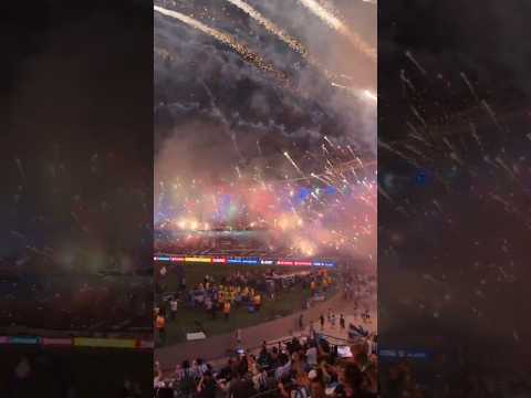 "Hinchada de Racing viven una fiesta increíble antes de la semifinal sudamericana contra Corinthians" Barra: La Guardia Imperial • Club: Racing Club • País: Argentina
