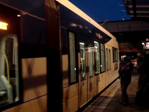 Type 4 MAX Red Line Train Arriving at Sunset Transit Center