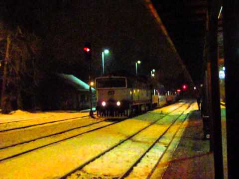 Lok. 754.042 + 2 Bdmteeo + BDs na Os 4827 odjíždí ze žst. Třebíč, 15. 2. 2013