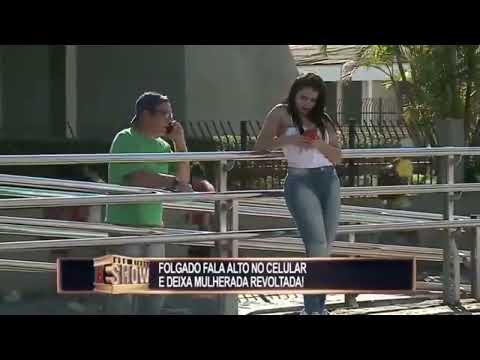 Pegadinha: Folgado fala alto no celular e deixam a mulherada revoltada!