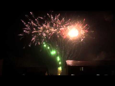 SCFS1206/100 -   100s 30mm Red,Green,Blue Crackling Willow w Green Tail 'Z' shape Cake