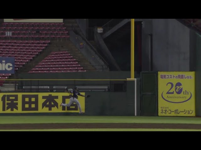 【5回表】イーグルス・ブラッシュがフェンス際の打球をランニングキャッチ!! 2020/7/3 E-M
