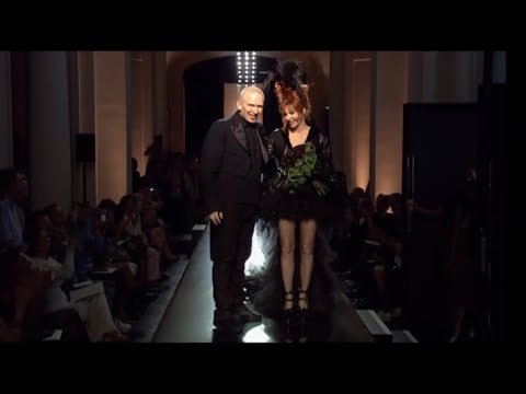 Mylène Farmer - Défilé Jean Paul Gautier AH 2011 [Plan D'ensemble] - HD