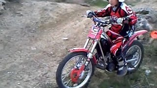 preview picture of video 'Trial niños moto infantil con 8 años en Vélez Málaga (Las Canteras).La Axarquía..AVI'