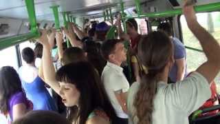 Смотреть онлайн Пассажиры автобуса дружно поют русскую песню