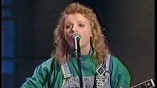 Indigo Girls - Hammer And A Nail on Letterman 1991