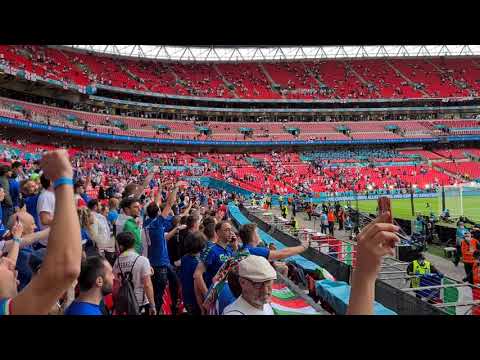Euro 2020 tifosi italiani cantano IT'S COMING ROME ai giocatori inglesi che entrano a Wembley