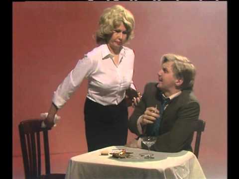 Velipuolikuu - Tarjoilija