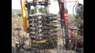 preview picture of video 'Tractores López PODA VID EN ESPALDERA'