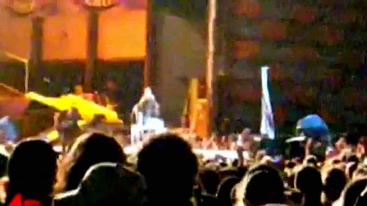Steven Tyler Falls Off The Stage(slo-motion close-up) - YouTube