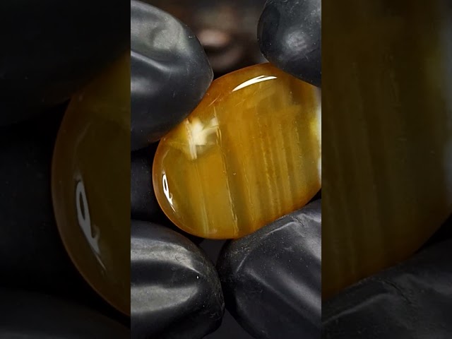 حجر العقيق متعدد الألوان