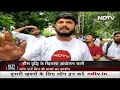 Allahabad University में Fees वृद्धि के खिलाफ छात्रों का प्रदर्शन, Police से हुई झड़प | City Centre - Video