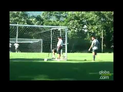 Ronaldinho Gaúcho acerta o gol atrás  da linha da trave