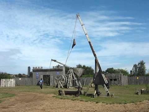 Château de Barbe Bleue - Démonstration Mangonneau à roues de carrier