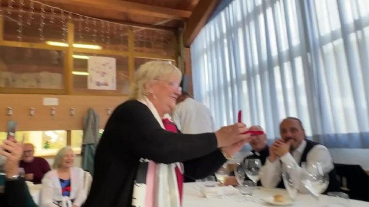 Verdone "sindaco" spegne le candeline al centro anziani: Sono astemio, ma brindo insieme a voi