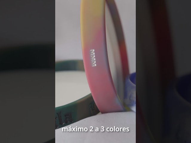 Vídeo relacionado con HYRKOTW 16 Pulseras de silicona para niños, Pulseras de silicona de fútbol, deportivas para aficionados, accesorio de fútbol para cumpleaños infantiles (B)