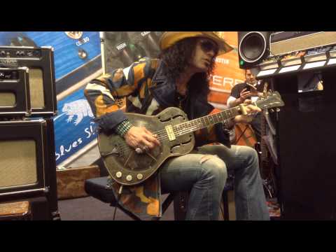 Eric Sardinas NAMM 2014 Plays Trussart Guitar Performance