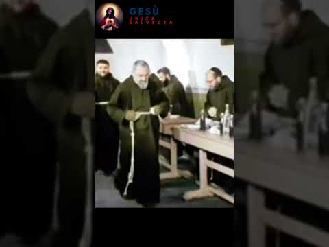 L’umiltà di Padre Pio davanti ai suoi Confratelli (rare immagini a colori) #padrepio #sanpio