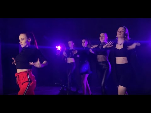 Backstage of the "Echalo Pa Ca" dance video