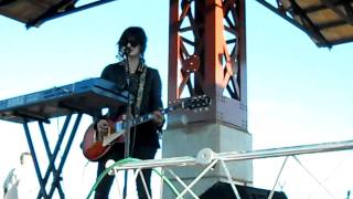 Uh Huh Her Live in Duluth, MN - Dance With Me