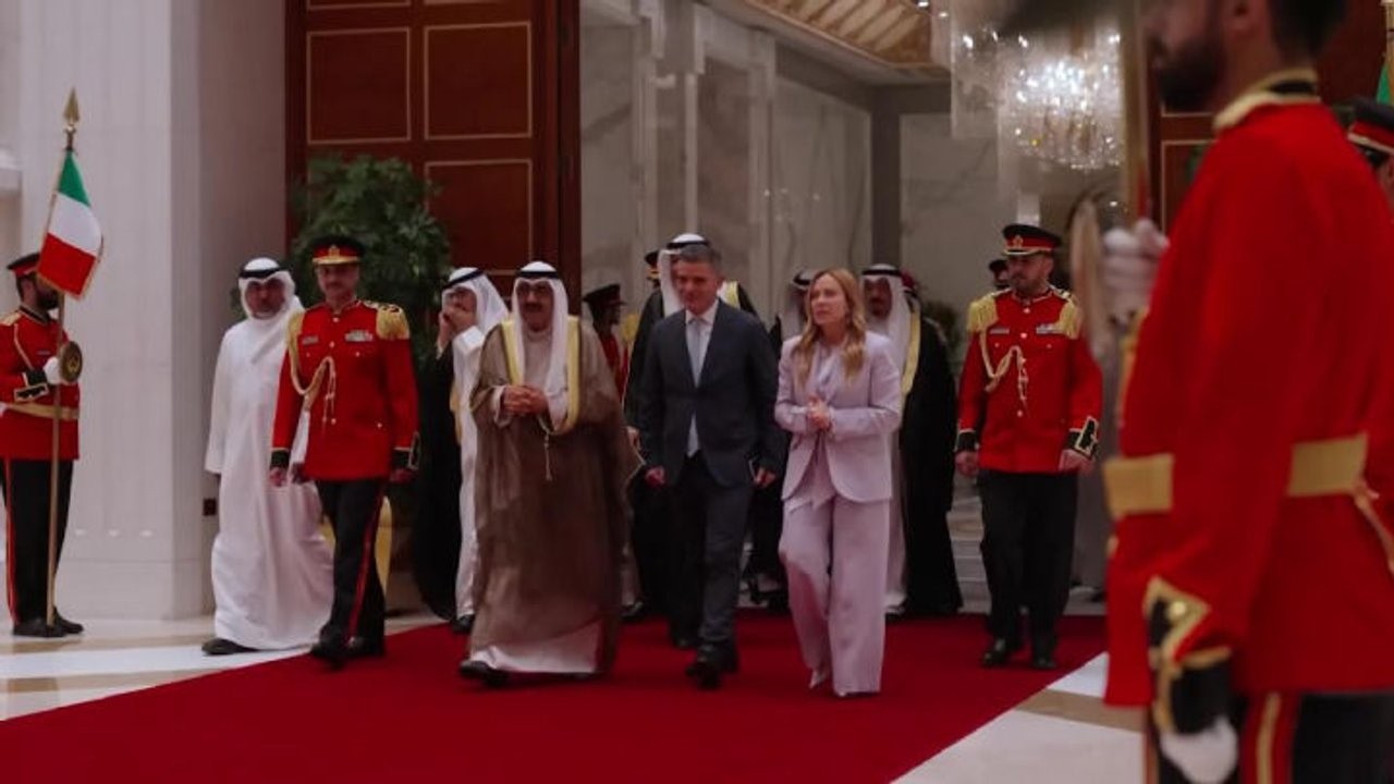 Meloni saluta Emiro del Kuwait Misha'al Al-Ahmad Al-Jaber Al Sabah e va via dal Bayan Palace