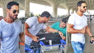 Download lagu Throwback : John Abraham get's snapped at Mumbai Airport 📸📸✈️✈️ mp3
