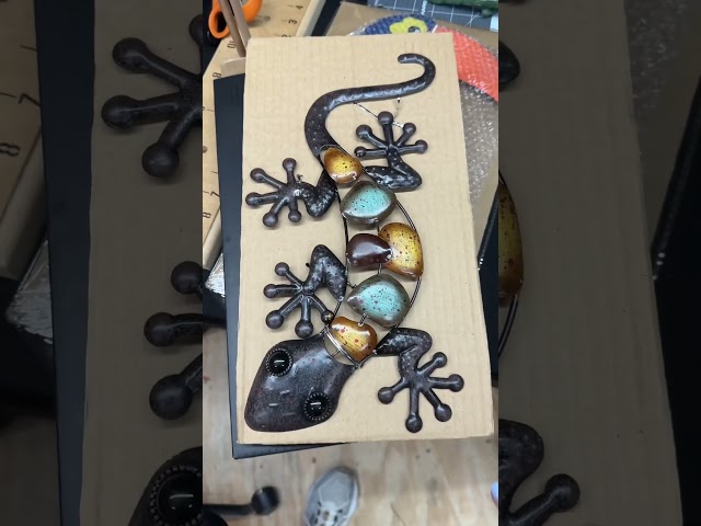 Vídeo relacionado con HONGLAND 2 Piezas de Metal Gecko decoración de Pared Lagarto jardín Arte Arte Colgante Escultura de Cristal para Interiores y Exteriores Patio Valla (Verde)