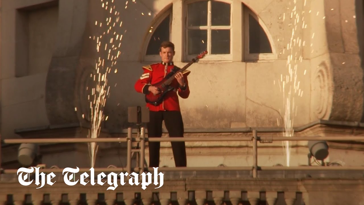 Un soldat escalade la maison de l’Amirauté pour jouer de la guitare pour la princesse Anne lors d’un défilé militaire