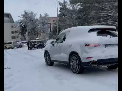 Campobasso nella bufera di neve, auto in difficoltà