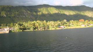 preview picture of video 'Lake Toba Indonesia, Boat leaving Parapat'