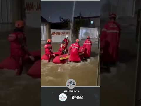 FORTE CHUVA EM SALGUEIRO OBRIGAMORADORES A DEIXAREM CASAS COM APOIO DO CORPO DE BOMBEIROS