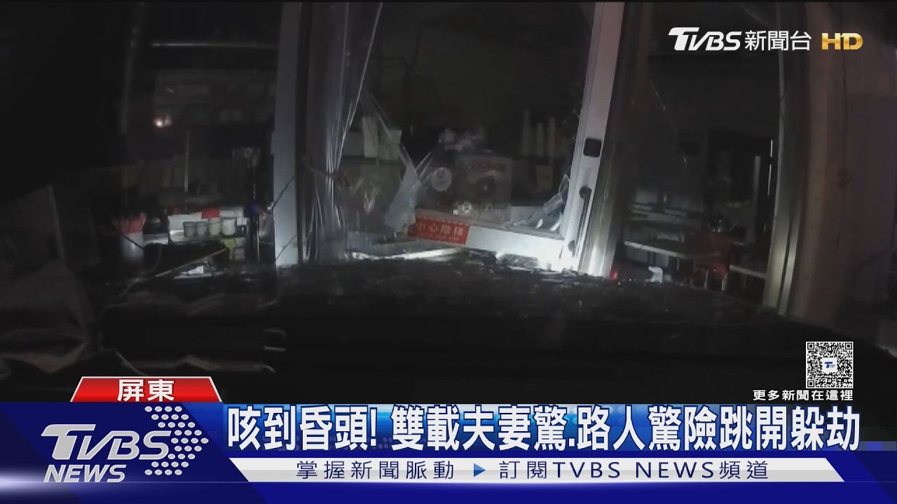 糟糕卡住! 轉彎撞破早餐店大門 竟是駕駛「卡痰」害的