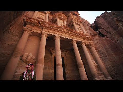 في مدينة البتراء الأثرية الخالية من السياح الرواحل تتضور جوعا…