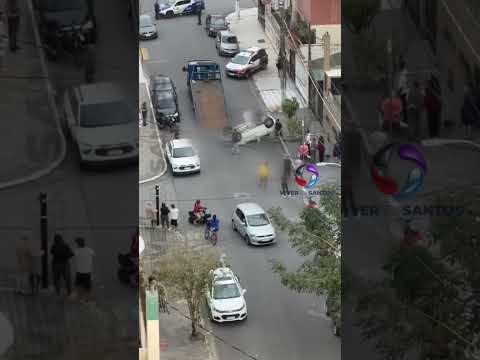 Veículo capota na Vila Tupi, em Praia Grande.