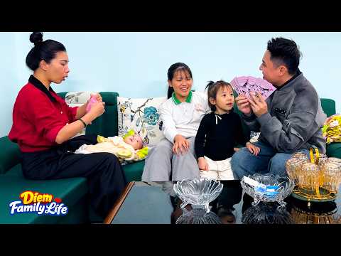 Diem and Quynh were happy to receive lucky money from their fan