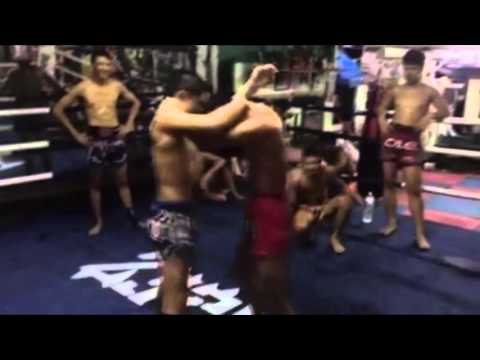 Satanmuanglek's Muay Thai Clinch Technique with Audio Commentary