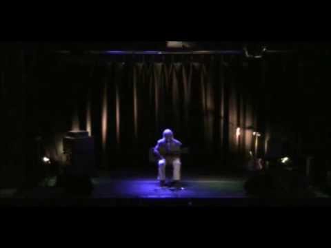 Zart-Core-Lieder von und mit Max Biundo...