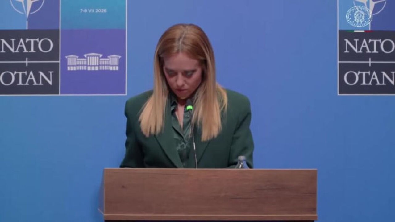 "Se mio nonno avesse le ruote...", la battuta di Meloni in conferenza stampa al Vertice Nato