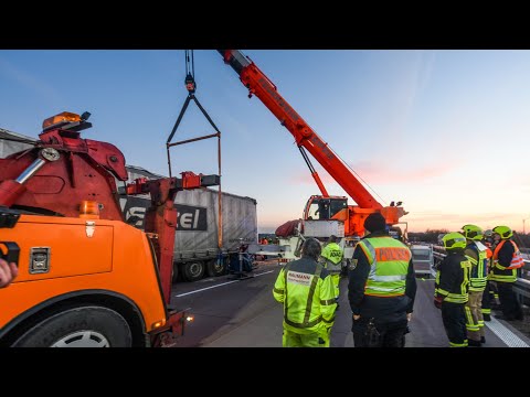 Pkw wird bei Kollision auf A9 unter Lkw eingeklemmt