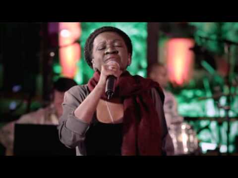 07 - ALCIONE - PELA RUA [HD 640x360 XVID Wide Screen].avi