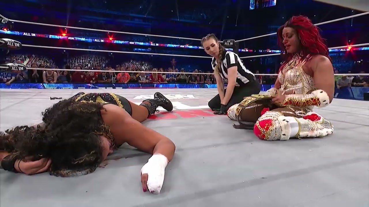 MERCEDES MONÉ vence a WILLOW NIGHTINGALE en ALL IN LONDON y es nueva CAMPEONA MUNDIAL FEMENINA